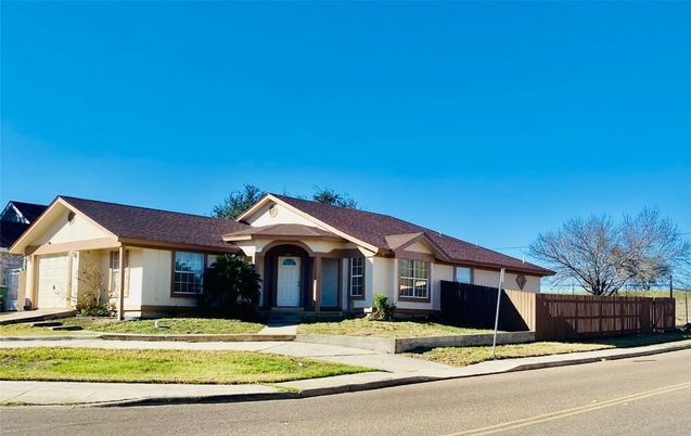 Attached, Exterior, Facade, Ranch