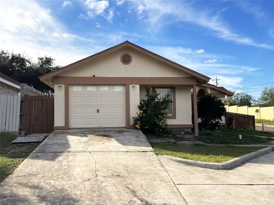 Attached, Exterior, Facade, American Craftsman
