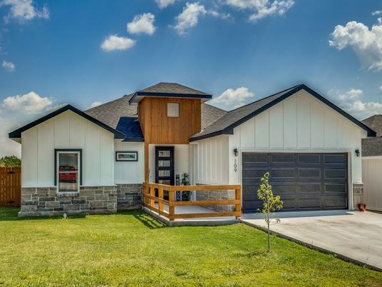 Attached, Exterior, Facade, Farmhouse