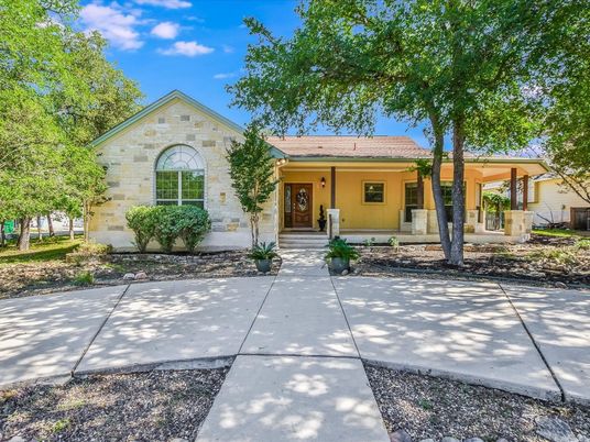 Exterior, Facade, Ranch