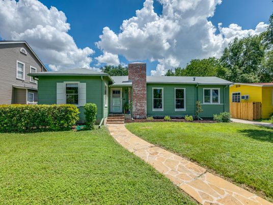 Backyard, Exterior, Facade, Ranch