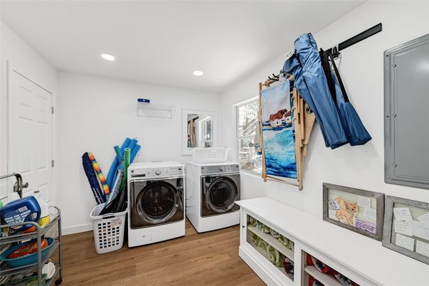 Interior, Recessed Lighting, Washer, Wood Texture Flooring