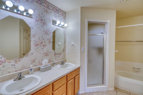 Bathroom, Dual Sink Vanities, Interior