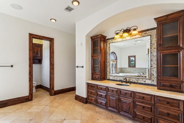 Bathroom, Dual Sink Vanities, Interior, Recessed Lighting