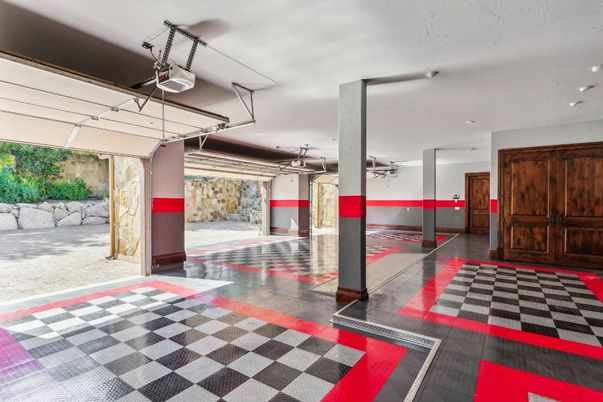 Garage, Interior
