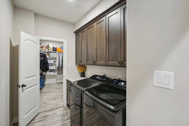 Interior, Recessed Lighting, Washer, Wood Texture Flooring