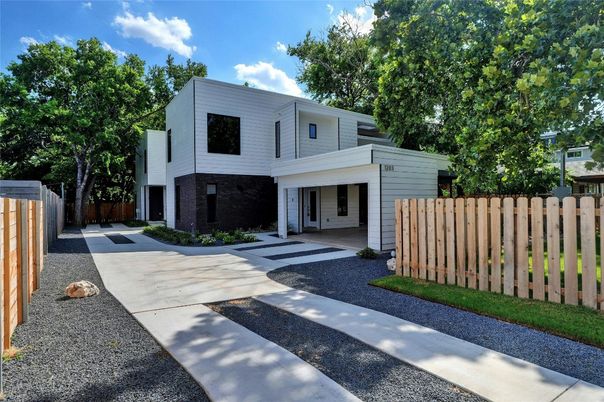 Exterior, Facade, Modern