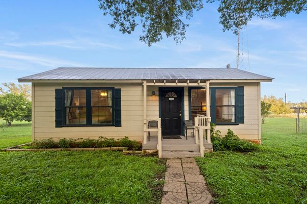 Backyard, Exterior, Facade, Ranch