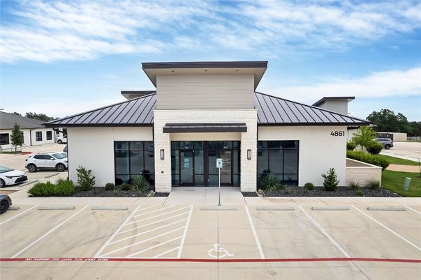 Exterior, Facade, Modern