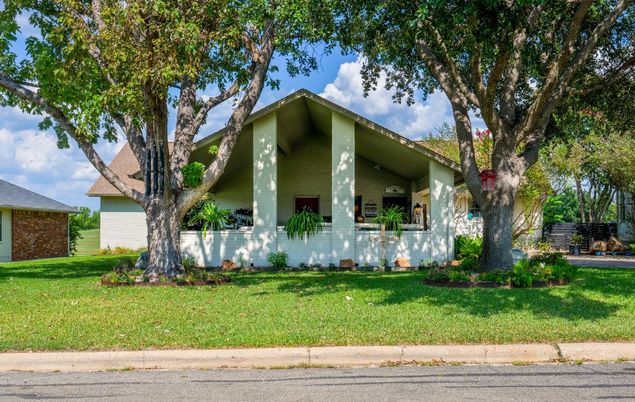 Exterior, Facade, Ranch