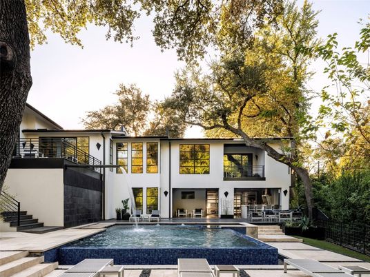 Exterior, Facade, Pool, Modern