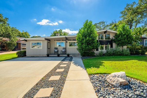Backyard, Exterior, Facade, Modern
