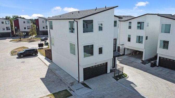 Attached, Exterior, Facade, Rowhouse