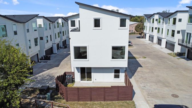 Exterior, Facade, Modern
