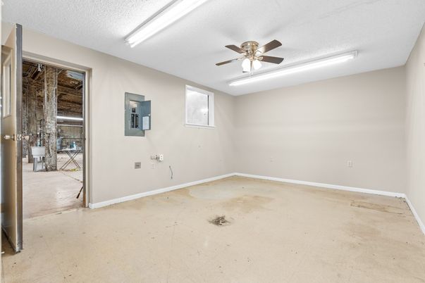 Empty room, Interior