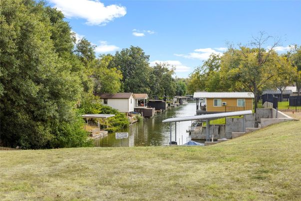 Exterior, Lake