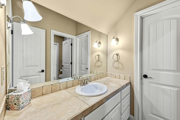 Bathroom, Interior, Tile Countertops