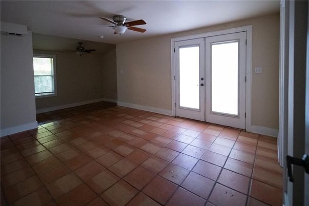 Empty room, Interior