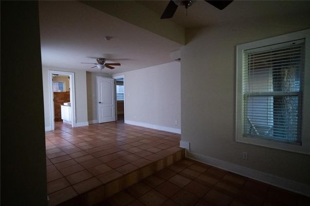 Empty room, Interior