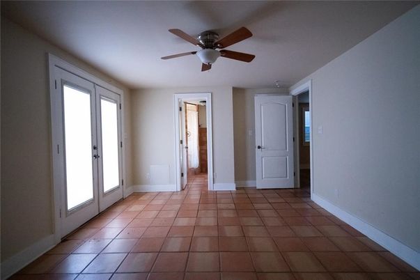 Empty room, Interior