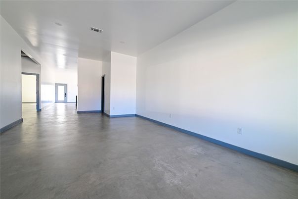 Empty room, Interior