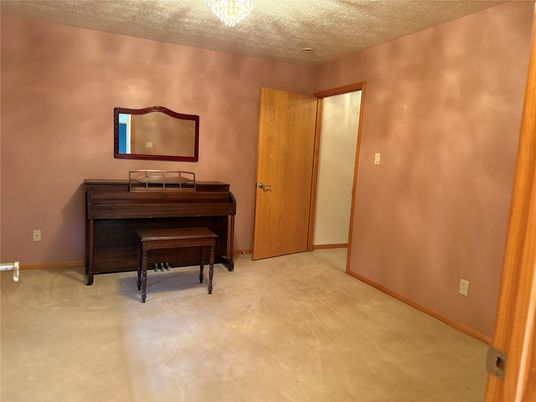 Interior, Piano