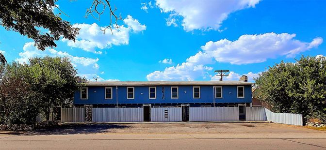 Exterior, Facade, Raised Ranch