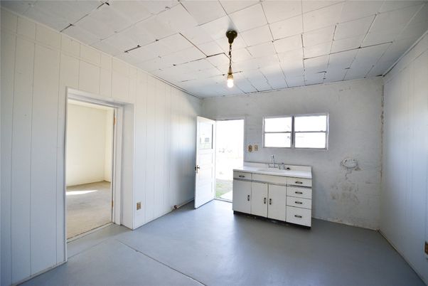 Empty room, Interior