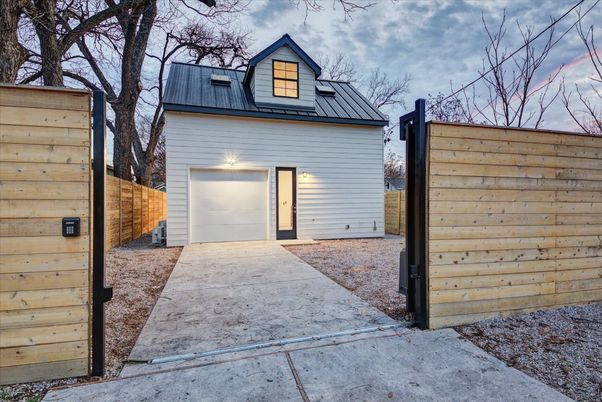 Attached, Exterior, Facade, None