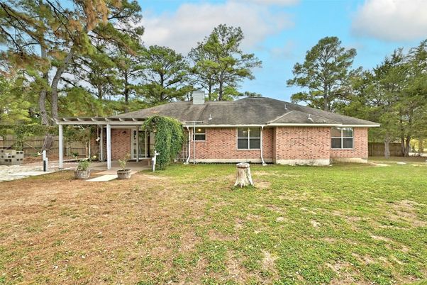 Backyard, Exterior, Facade, Brick Facade, Ranch
