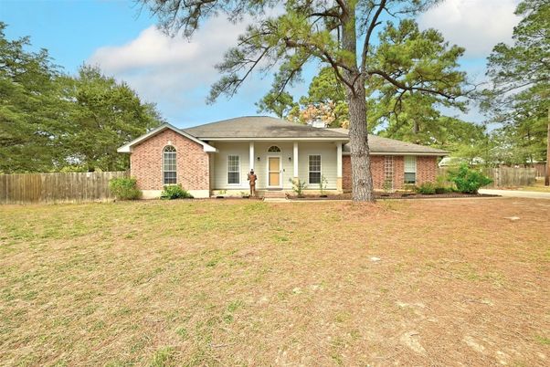 Backyard, Exterior, Facade, Brick Facade, Ranch