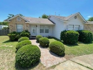 Backyard, Exterior, Facade, Brick Facade, Ranch