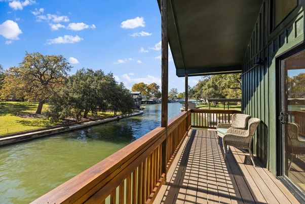 Exterior, Lake