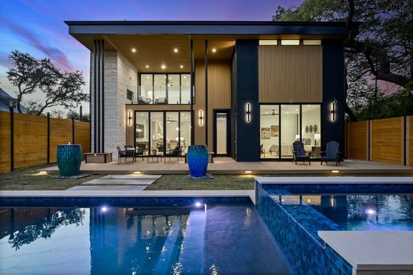 Exterior, Facade, Pool, Modern