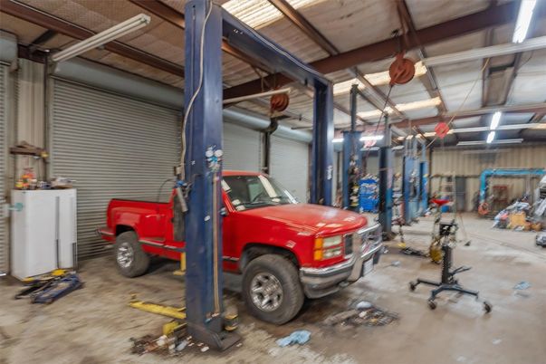 Fitness Equipment, Garage, Interior, Wooden Beams