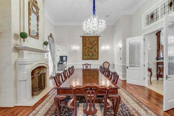 Chandelier, Dining room, Fireplace, Interior, Wood Texture Flooring