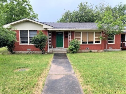 Exterior, Facade, Brick Facade, Ranch