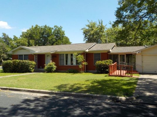 Exterior, Facade, Brick Facade, Ranch
