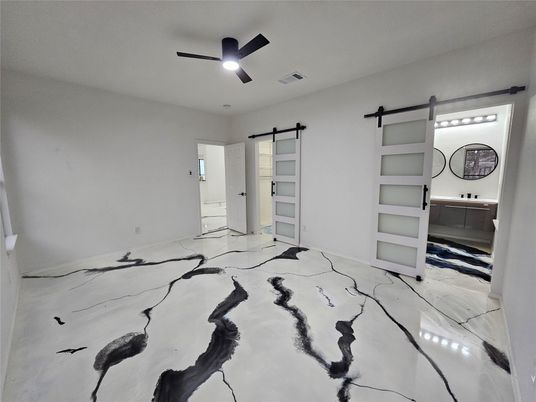 Empty room, Interior
