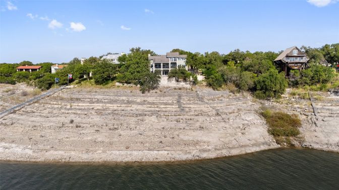 Exterior, Lake