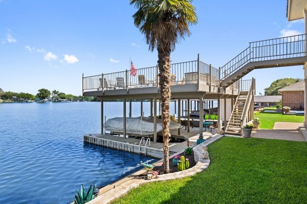 Exterior, Lake