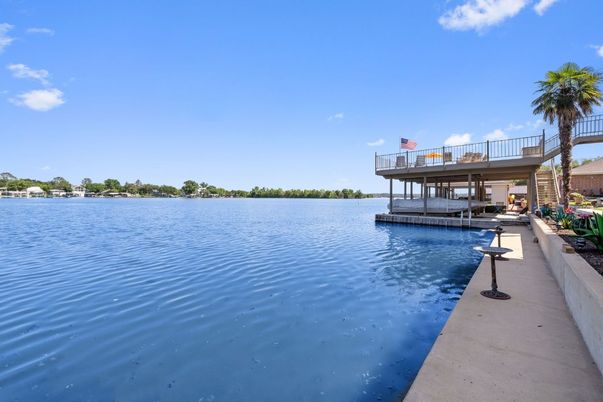 Exterior, Lake
