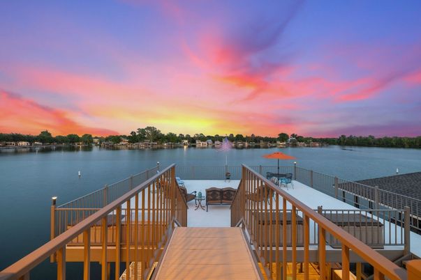 Exterior, Lake