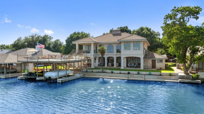 Exterior, Lake