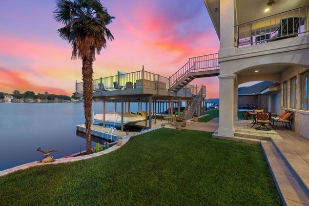 Exterior, Lake