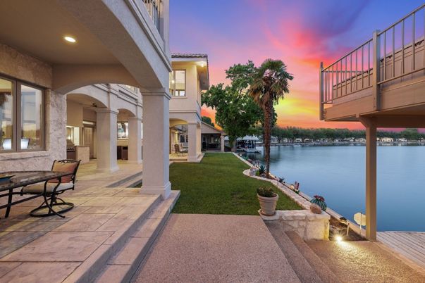 Exterior, Lake