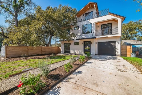 Attached, Backyard, Exterior, Facade, Modern