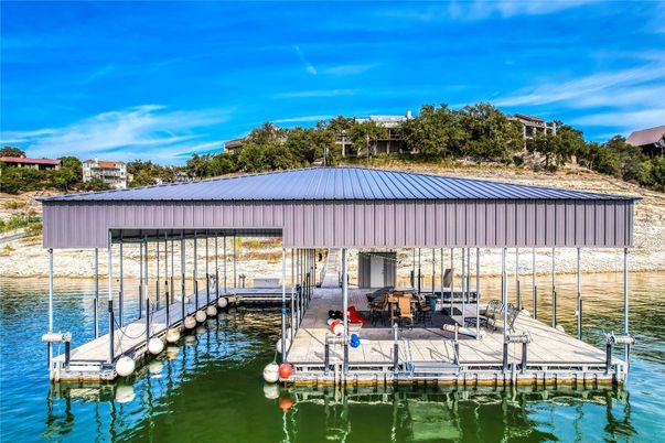 Exterior, Lake
