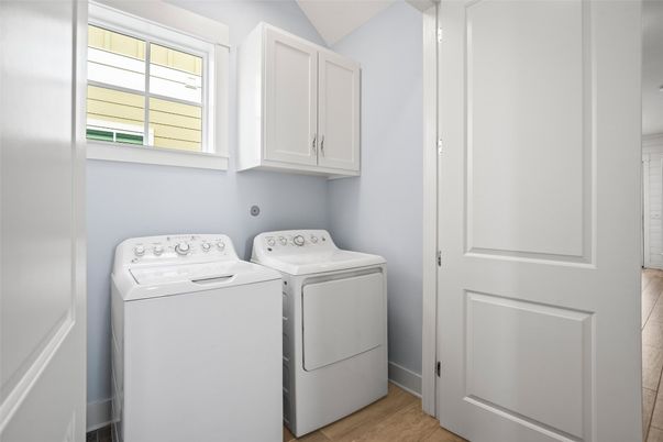 Interior, Washer, Wood Texture Flooring