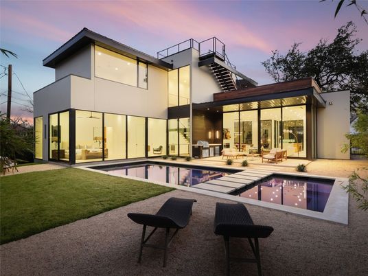 Backyard, Exterior, Facade, Pool, Modern